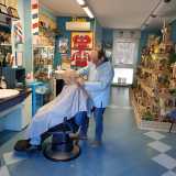 Al piano terra di uno di questi lavora dal 2012 Sebastiano Capogna, discendente di una famiglia di Santo Spirito che fa barba e capelli da oltre un secolo